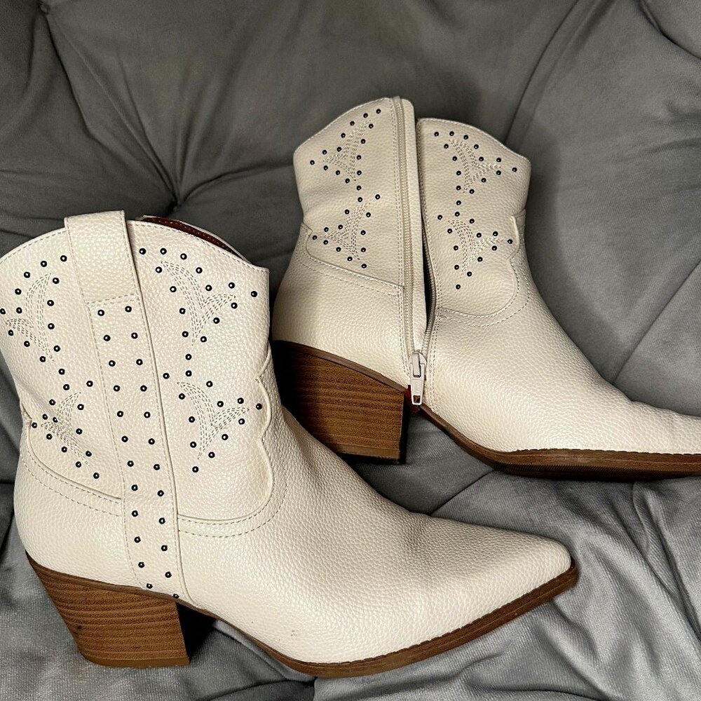 Women's Twyla Western Boots - Universal Thread™ Off-White 10